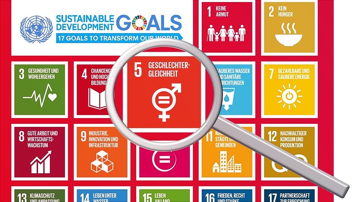 SDG-Symbole mit Lupe auf dem SDG 5 zur Geschlechtergerechtigkeit