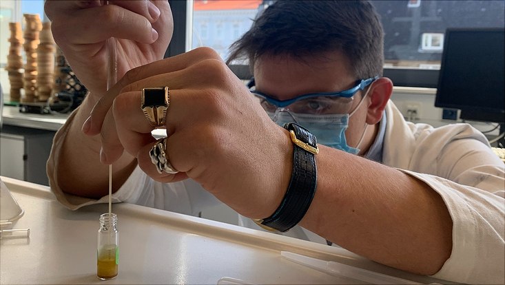 Studierende gewinnen Duftöl aus pflanzlichen Zutaten