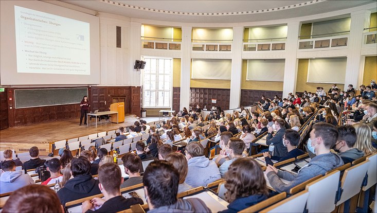 Voller Hörsaal zum Semesterstart