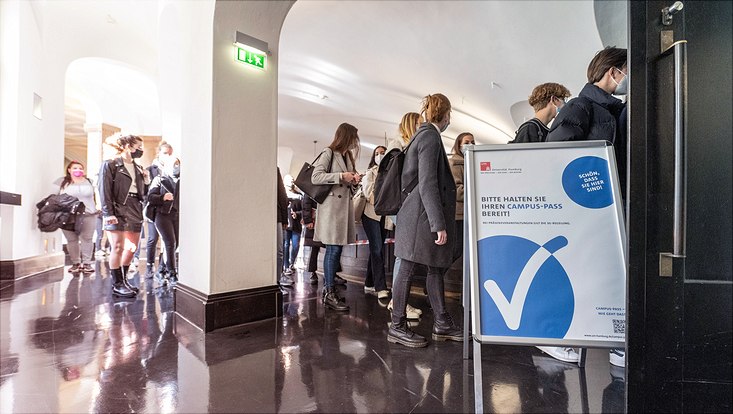 Studierende gehen in den Hörsaal