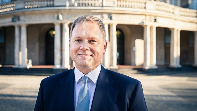 Univ.-Prof. Dr. Hauke Heekeren vor dem Hauptgebäude der Universität Hamburg