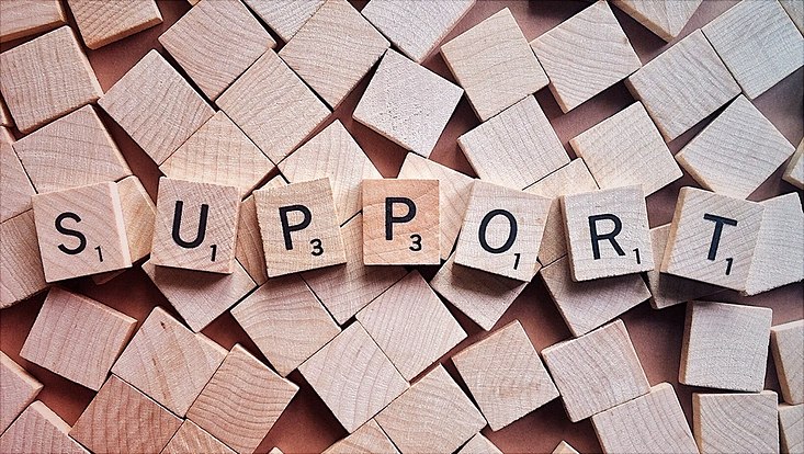 Scrabble-Steine mit dem Wort Support