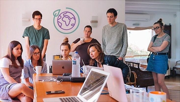 Junges Gründerteam arbeitet zusammen im Büro