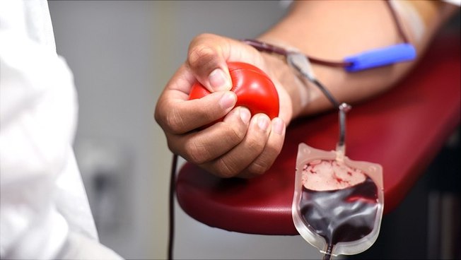Person bei der Blutspende