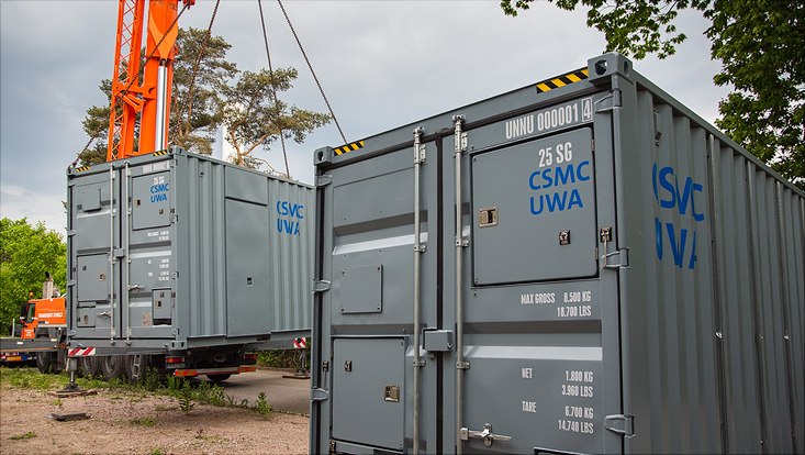 Container des Exzellenzclusters bei der Anlieferung