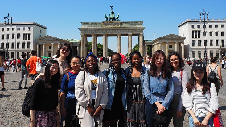 International students on the Hamburg International Summer School excursion to Berlin in 2019 in front of the Brandenburg gate in Berlin.