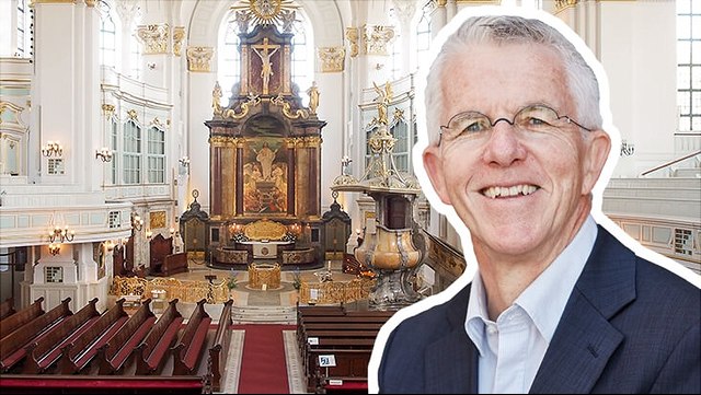 Fotokollage; im Vordergrund: Prof. Dr. Straubhaar; im Hintergrund: Der Innenraum der St. Michaeliskirche in Hamburg