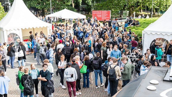 Überblick von Gästen auf dem Sommerfest