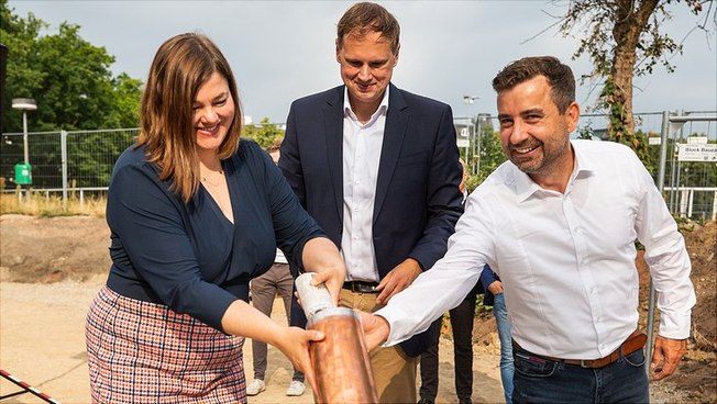 Filling the time capsule (from left) Katharina Fegebank, Prof. Dr. Hauke Heekeren, and Stephan Dittrich