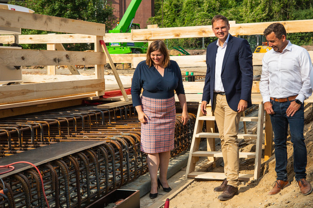 In front of the foundation stone (from left) Katharina Fegebank, Prof. Dr. Hauke Heekeren, and Stephan Dittrich