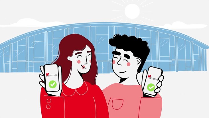 Screenshot aus dem Erklärfilm zur Studi-Mailadresse mit zwei Studierenden, die jeweils ein Smartphone hochhalten