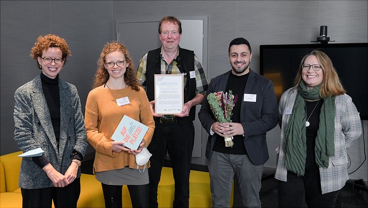 Von links nach rechts: Laudatorin Stefanie Molthagen-Schnöring, Theaterpädagogin und Schauspielerin Janina Blohm-Sievers, Projektleiter Stephan Kaiser, interkultureller Trainer Fadi Doudar und Theresa Hertrich, Mitarbeiterin am Arbeitsfeld Public His