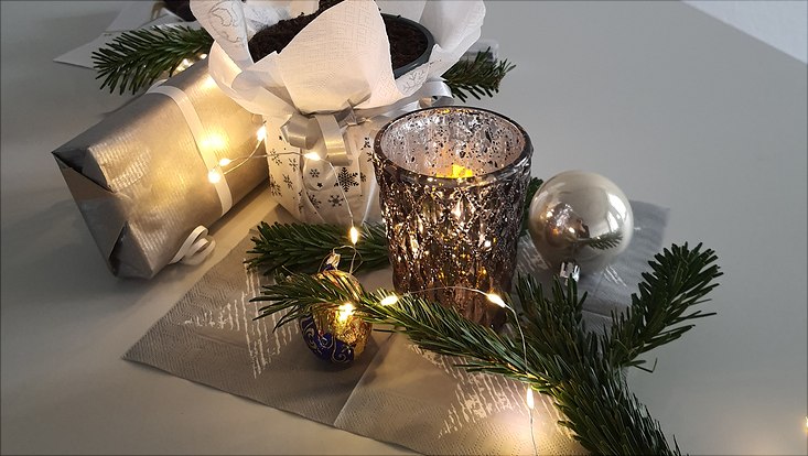 Foto von Weihnachtsdeko auf einem Tisch