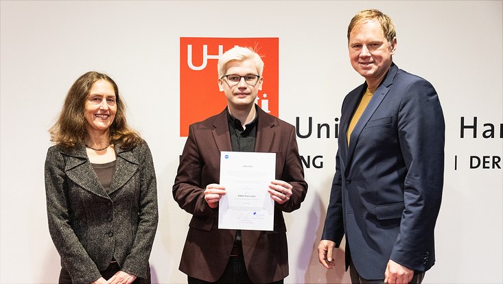 Die nominierende Professorin Prof. Dr. Doerte Bischoff, Preisträger Pavlo Hushcha und Uni-Präsident Prof. Dr. Hauke Heekeren bei der Preisübergabe.