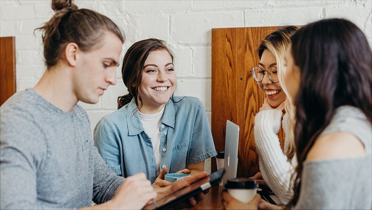 Eine Gruppe Studierender beim Austausch