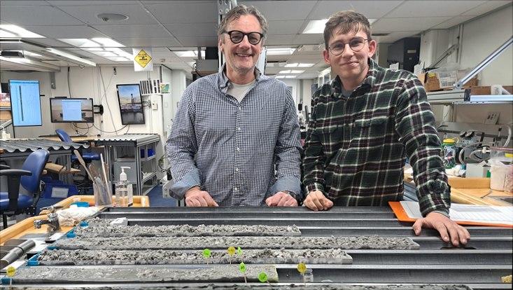 Christian Hübscher und Jonas Preine vor Bohrkern