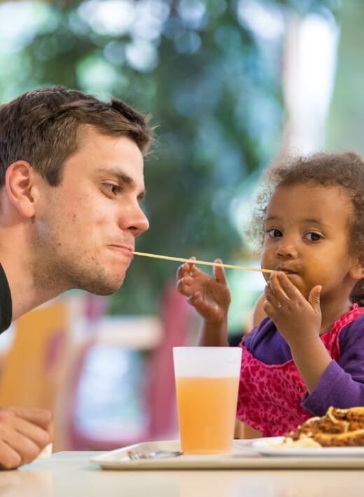 Ein Vater mit seiner Tochter beim Essen