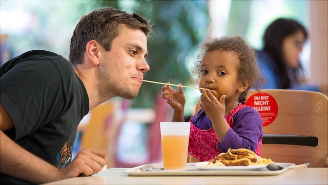 Ein Vater mit seiner Tochter beim Essen