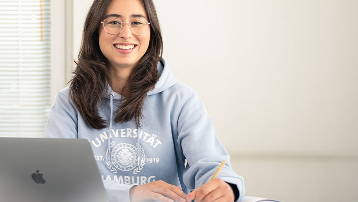 Studentin an einem Laptop