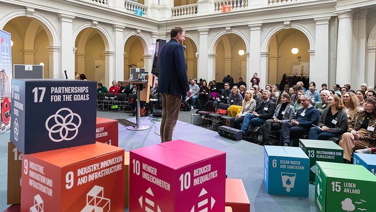 The University’s president Prof Dr. Hauke Heekeren greats forum participants.