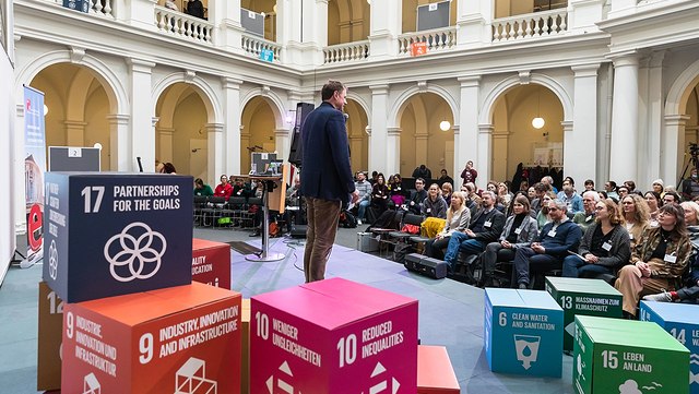 Der Präsident Hauke Heekeren hält eine Rede beim Offenen Plenum Nachhaltigkeit.