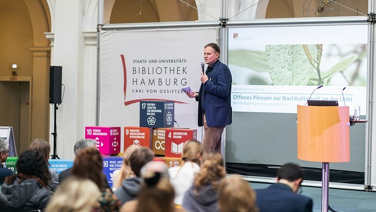 Prof. Dr. Hauke Heekeren spricht beim Plenum für Nachhaltigkeit