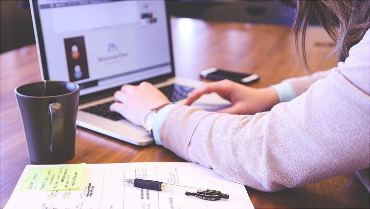 Schülerin sitzt am Laptop