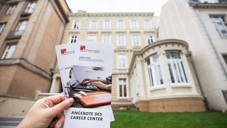 Flyer des Career Centers vor Rothenbaumchaussee 19