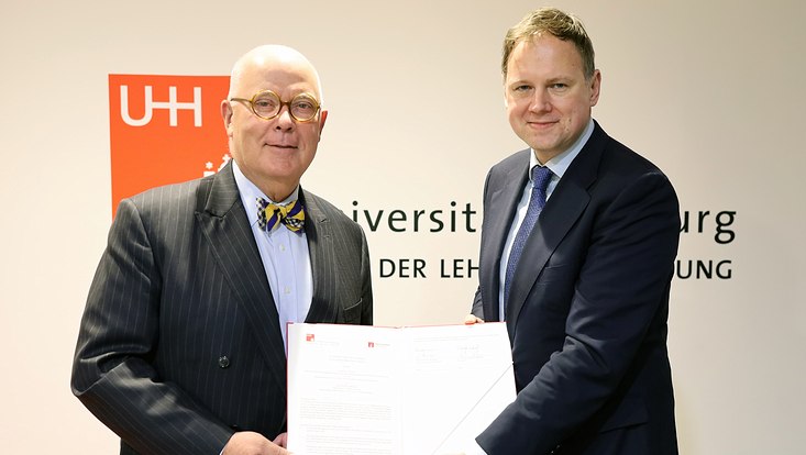 Bruce Dowton and Hauke Heereren with the signed cooperation contract