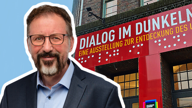 Dialoghaus im Hintergrund, Prof. Dr. André Zimpel im Vordergrund