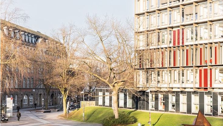Campus der Universität Hamburg mit Blick auf das Gebäude der Erziehungswissenschaften