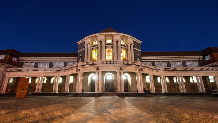 Das Hauptgebäude der Uni Hamburg bei Nacht.