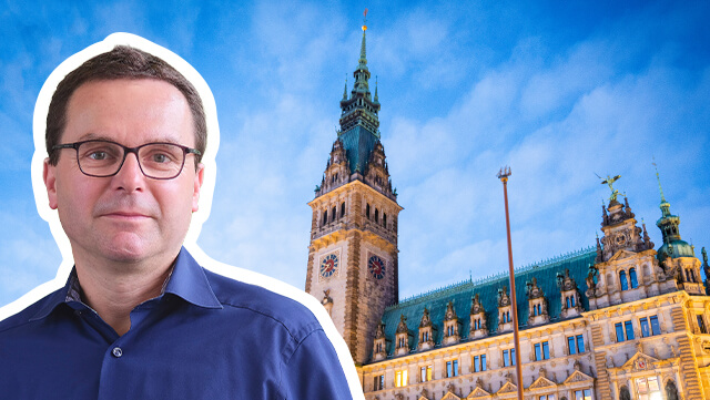 Im Vordergrund ist Prof. Dr. Kai-Uwe Schnapp abgebildet und im Hintergrund das Hamburger Rathaus.
