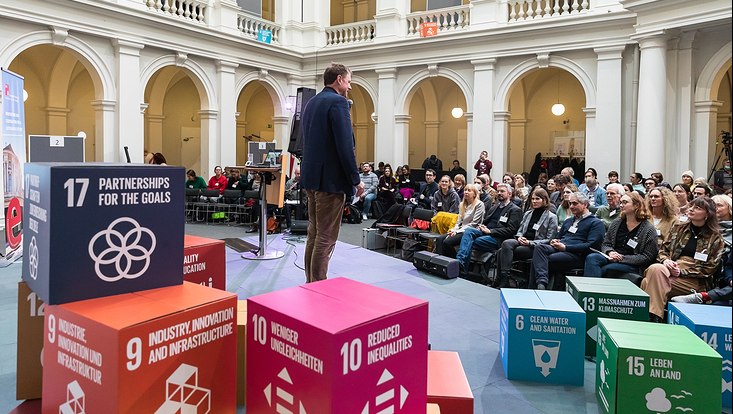 Teilnehmende bei ersten "Offenen Forum" in der Stabi