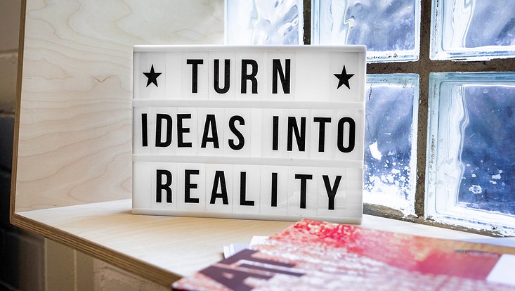 Tafel "Turn Ideas into Reality"