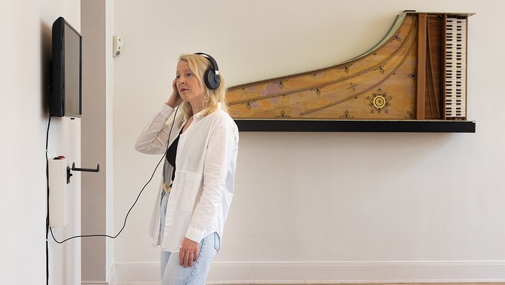 Eine Besucherin in der Ausstellung