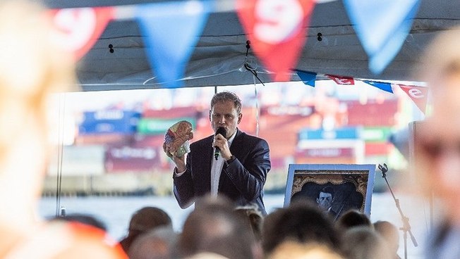 University president Hauke Heekeren giving a public lecture