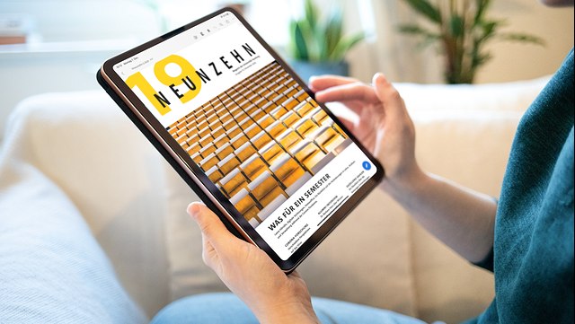 Auf dem Laufenden bleiben Das Magazin Neunzehnneunzehn auf einem Tablet.