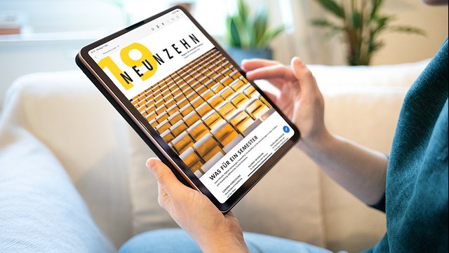 Das Magazin Neunzehnneunzehn auf einem Tablet.