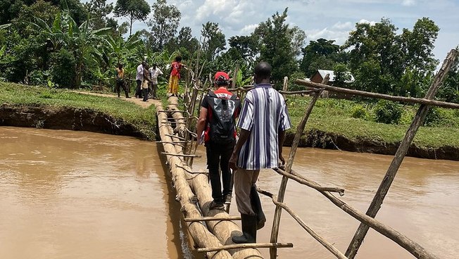 Eine Brücke über einen Fluss im ostafrikanischen Uganda