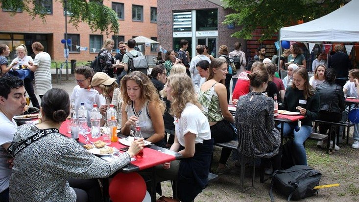 Deutschland-Stipendiaten beim Grillfest