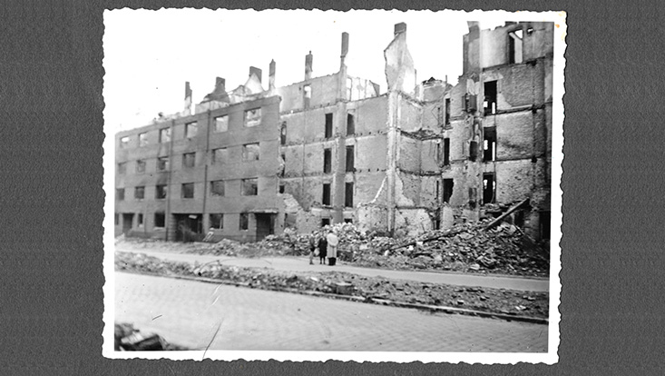 Foto in einem Album von einem Haus, das 1943 zerstört wurde