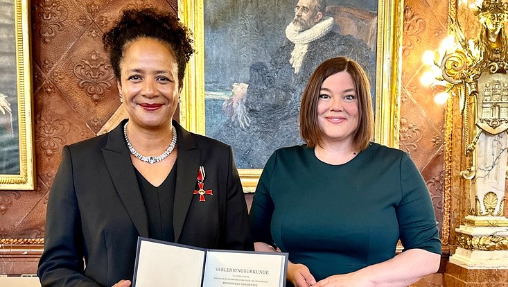 Prof. Dr. Marylyn Addo (links) erhält die Auszeichnung von Wissenschaftssenatorin Katharina Fegebank