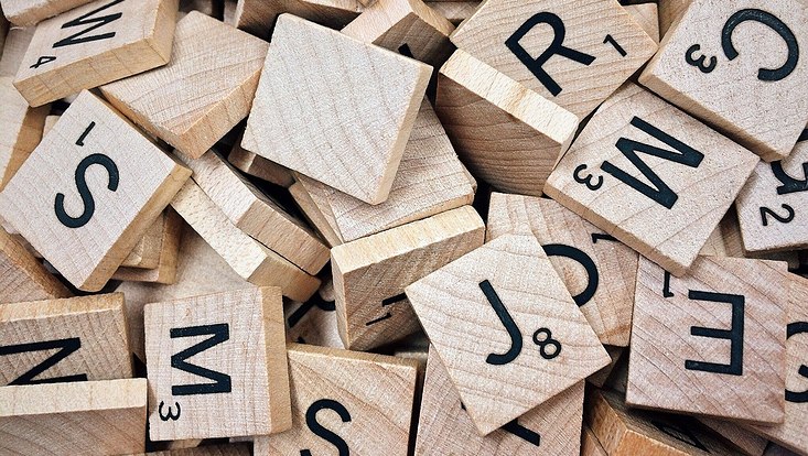 Symbolbild - Scrabble-Steine mit Buchstaben