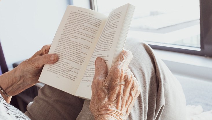 Symbolbild - Hände einer älteren Person mit Buch
