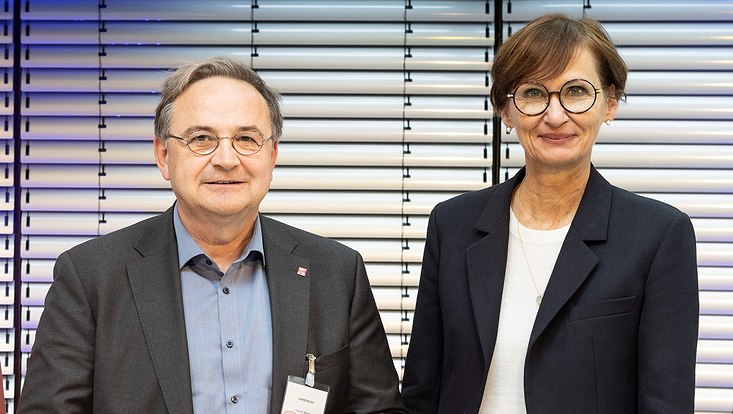 Veranstaltungsfoto Prof. Kärtner bei der Preisübergabe