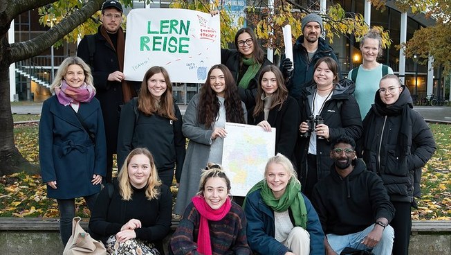 Participants in the pilot project Lernreise coordinated by Tharchis Soosainathan (below right), Franziska Carol (left), and Maren Plaum (above right)