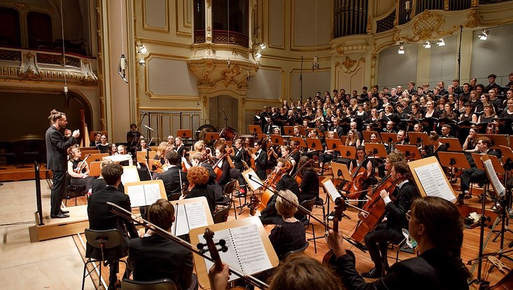 Ein Ensemble der Unimusik spielt ein Konzert