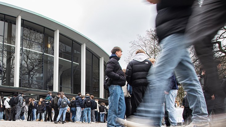 Schülerinnen und Schüler vor dem Audimax
