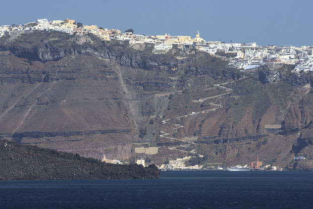 Die typischen Caldera-Wände von Santorini schuf einst der minoische Ausbruch vor etwa 3600 Jahren.
